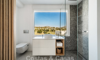 Luxueux penthouse en duplex avec intérieur contemporain à vendre, en première ligne de golf dans la vallée du golf de Nueva Andalucia, Marbella 63311 