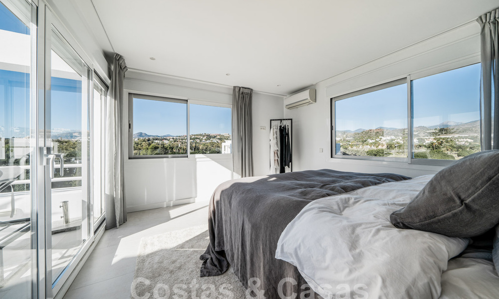 Luxueux penthouse en duplex avec intérieur contemporain à vendre, en première ligne de golf dans la vallée du golf de Nueva Andalucia, Marbella 63313