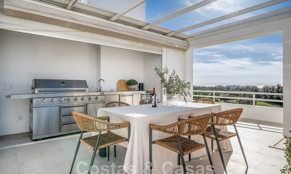 Luxueux penthouse en duplex avec intérieur contemporain à vendre, en première ligne de golf dans la vallée du golf de Nueva Andalucia, Marbella 63315