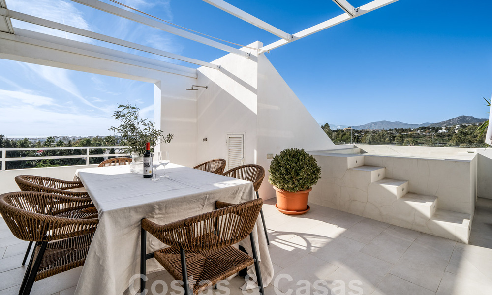 Luxueux penthouse en duplex avec intérieur contemporain à vendre, en première ligne de golf dans la vallée du golf de Nueva Andalucia, Marbella 63316