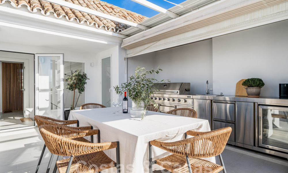 Luxueux penthouse en duplex avec intérieur contemporain à vendre, en première ligne de golf dans la vallée du golf de Nueva Andalucia, Marbella 63317