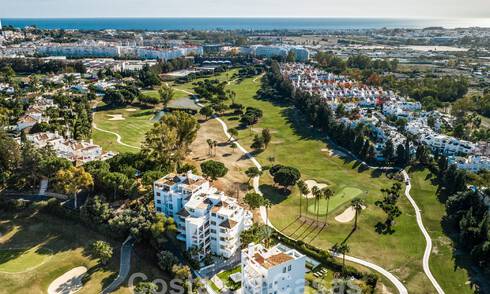 Luxueux penthouse en duplex avec intérieur contemporain à vendre, en première ligne de golf dans la vallée du golf de Nueva Andalucia, Marbella 63330