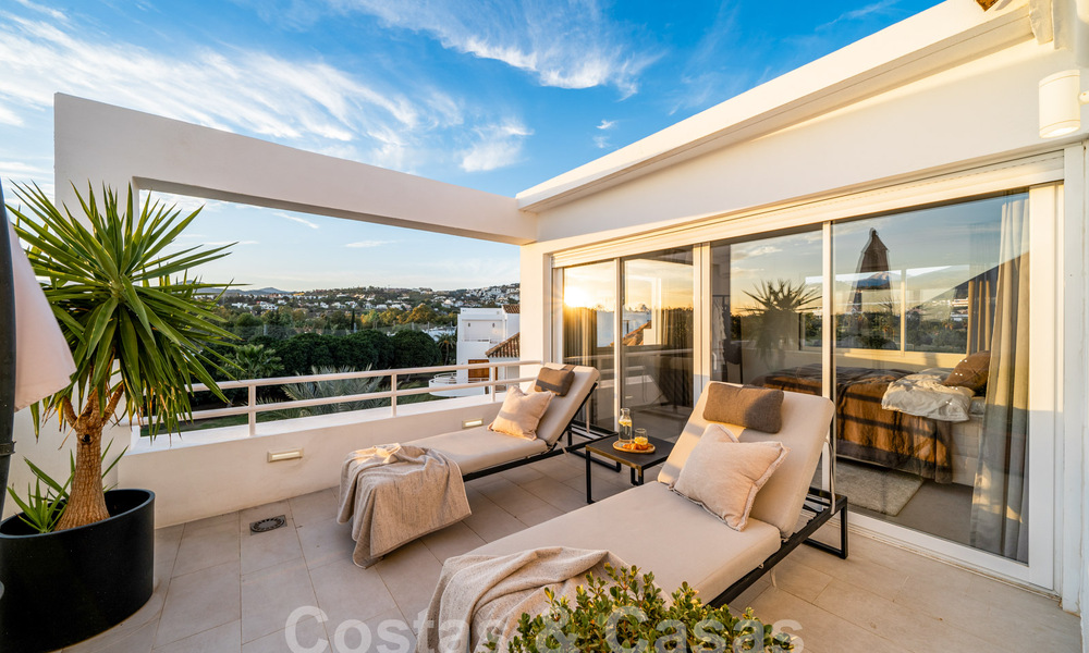 Luxueux penthouse en duplex avec intérieur contemporain à vendre, en première ligne de golf dans la vallée du golf de Nueva Andalucia, Marbella 63332