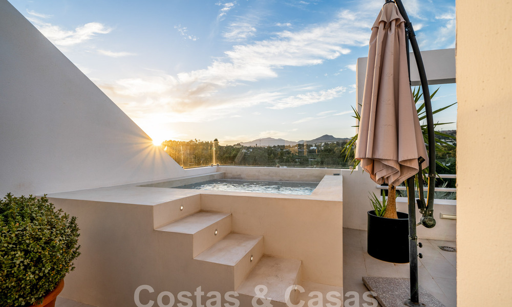 Luxueux penthouse en duplex avec intérieur contemporain à vendre, en première ligne de golf dans la vallée du golf de Nueva Andalucia, Marbella 63333