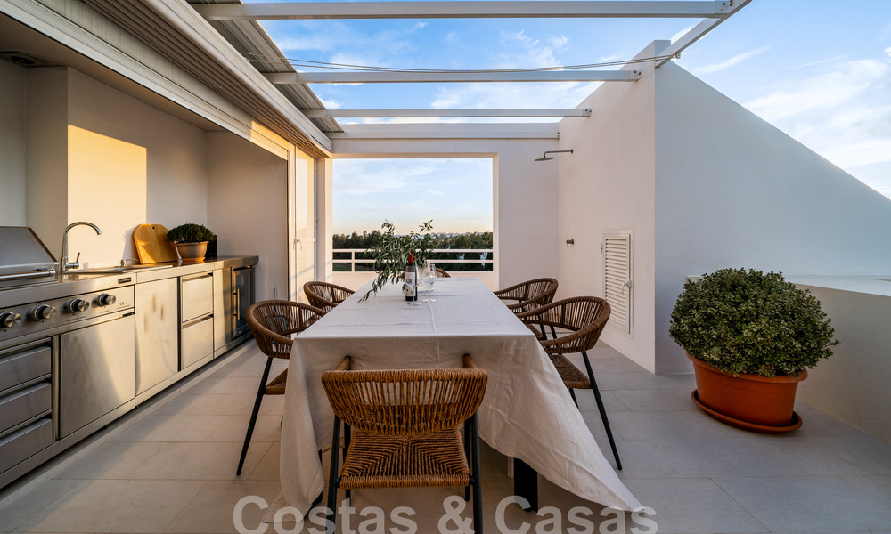 Luxueux penthouse en duplex avec intérieur contemporain à vendre, en première ligne de golf dans la vallée du golf de Nueva Andalucia, Marbella 63334