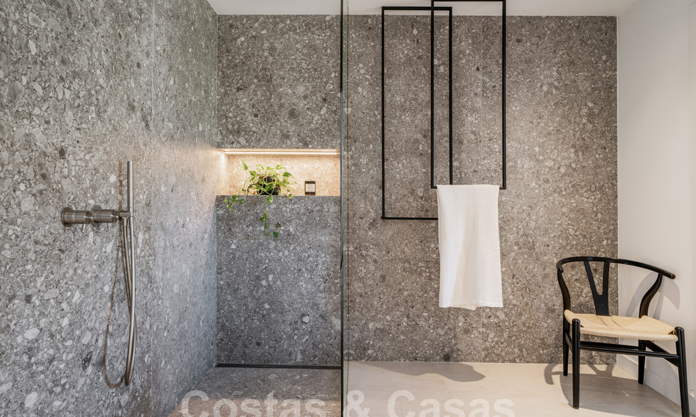 Luxueux penthouse en duplex avec intérieur contemporain à vendre, en première ligne de golf dans la vallée du golf de Nueva Andalucia, Marbella 63335