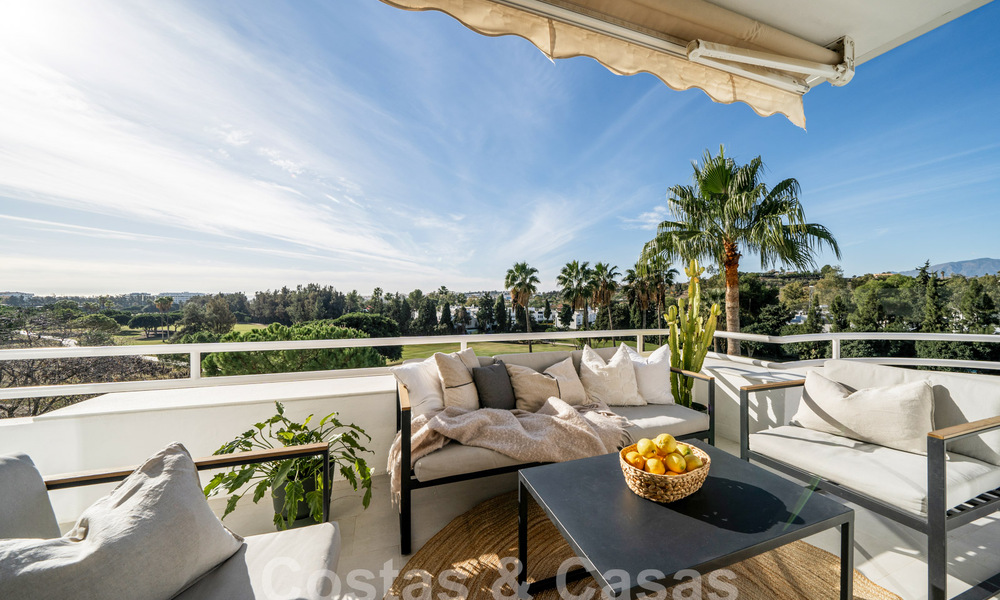 Luxueux penthouse en duplex avec intérieur contemporain à vendre, en première ligne de golf dans la vallée du golf de Nueva Andalucia, Marbella 63336