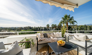 Luxueux penthouse en duplex avec intérieur contemporain à vendre, en première ligne de golf dans la vallée du golf de Nueva Andalucia, Marbella 63336 