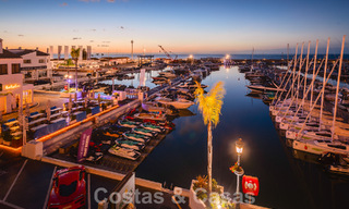 Penthouse moderne rénové à vendre, en première ligne dans la marina emblématique de Puerto Banus, Marbella 63430 