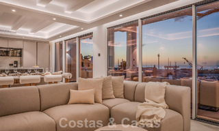 Penthouse moderne rénové à vendre, en première ligne dans la marina emblématique de Puerto Banus, Marbella 63435 