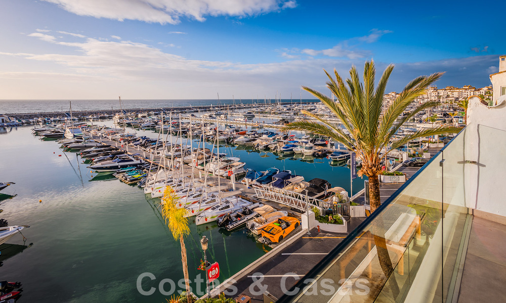 Penthouse moderne rénové à vendre, en première ligne dans la marina emblématique de Puerto Banus, Marbella 63443