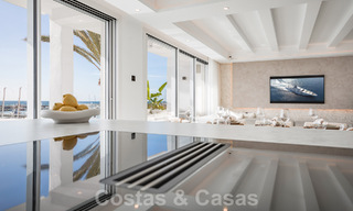 Penthouse moderne rénové à vendre, en première ligne dans la marina emblématique de Puerto Banus, Marbella 63452 