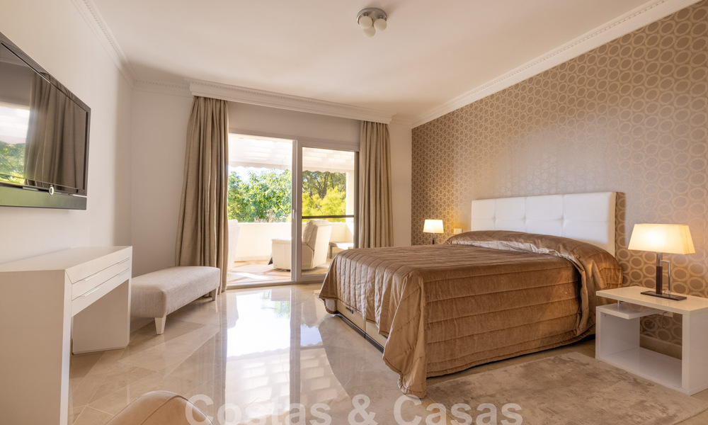Spacieux appartement de luxe, situé dans une résidence privée exclusive en bordure de golf, à vendre à Nueva Andalucia, Marbella 63194