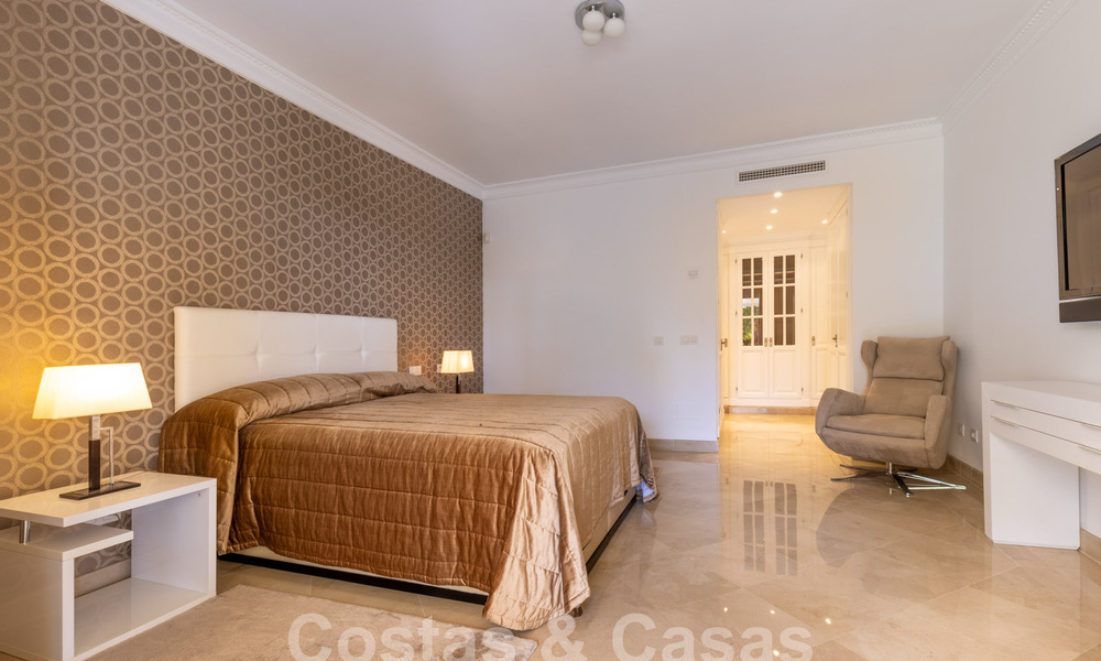 Spacieux appartement de luxe, situé dans une résidence privée exclusive en bordure de golf, à vendre à Nueva Andalucia, Marbella 63196