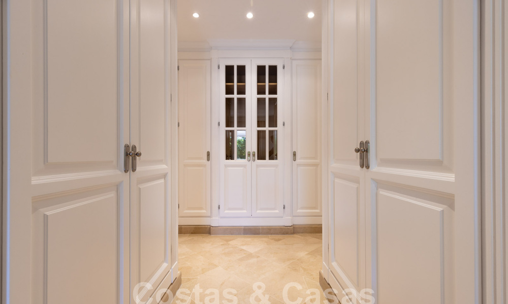 Spacieux appartement de luxe, situé dans une résidence privée exclusive en bordure de golf, à vendre à Nueva Andalucia, Marbella 63198