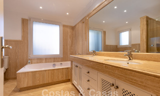 Spacieux appartement de luxe, situé dans une résidence privée exclusive en bordure de golf, à vendre à Nueva Andalucia, Marbella 63199 