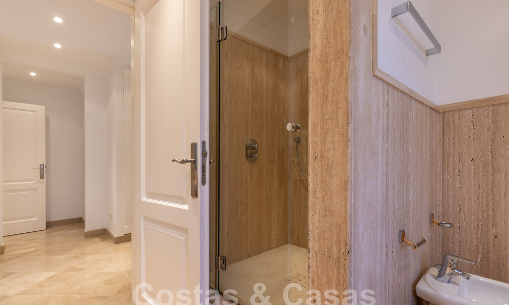 Spacieux appartement de luxe, situé dans une résidence privée exclusive en bordure de golf, à vendre à Nueva Andalucia, Marbella 63200