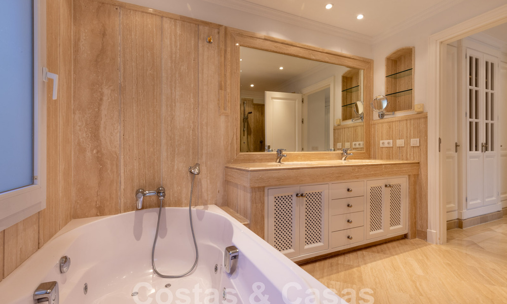 Spacieux appartement de luxe, situé dans une résidence privée exclusive en bordure de golf, à vendre à Nueva Andalucia, Marbella 63202