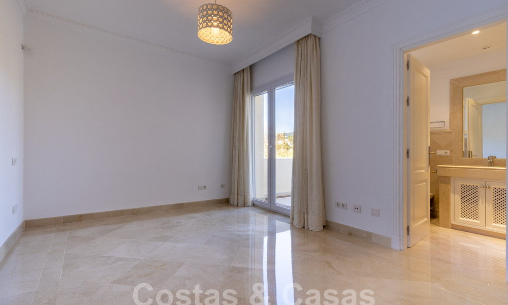 Spacieux appartement de luxe, situé dans une résidence privée exclusive en bordure de golf, à vendre à Nueva Andalucia, Marbella 63203
