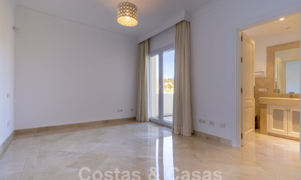 Spacieux appartement de luxe, situé dans une résidence privée exclusive en bordure de golf, à vendre à Nueva Andalucia, Marbella 63203