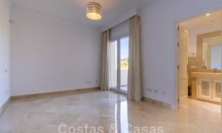 Spacieux appartement de luxe, situé dans une résidence privée exclusive en bordure de golf, à vendre à Nueva Andalucia, Marbella 63203 