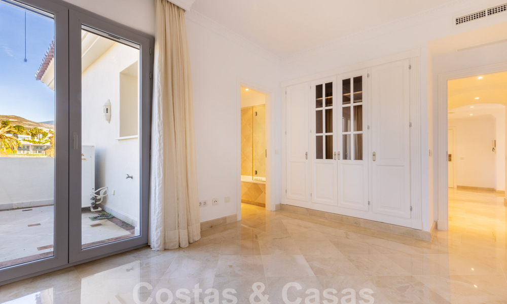 Spacieux appartement de luxe, situé dans une résidence privée exclusive en bordure de golf, à vendre à Nueva Andalucia, Marbella 63204