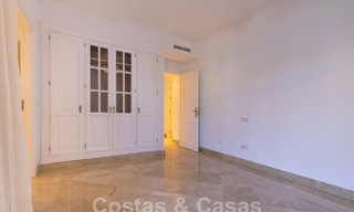Spacieux appartement de luxe, situé dans une résidence privée exclusive en bordure de golf, à vendre à Nueva Andalucia, Marbella 63205 