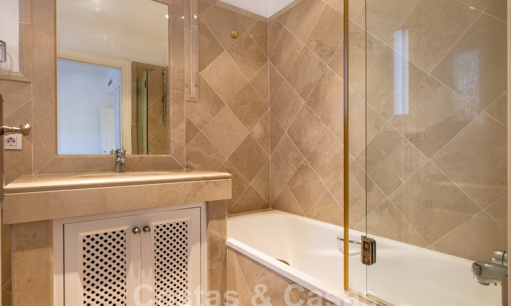 Spacieux appartement de luxe, situé dans une résidence privée exclusive en bordure de golf, à vendre à Nueva Andalucia, Marbella 63206