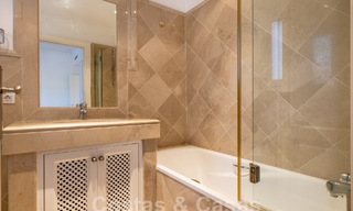 Spacieux appartement de luxe, situé dans une résidence privée exclusive en bordure de golf, à vendre à Nueva Andalucia, Marbella 63206 