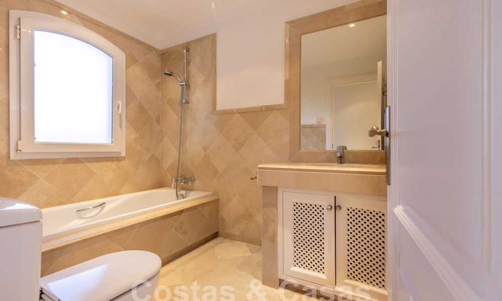 Spacieux appartement de luxe, situé dans une résidence privée exclusive en bordure de golf, à vendre à Nueva Andalucia, Marbella 63208