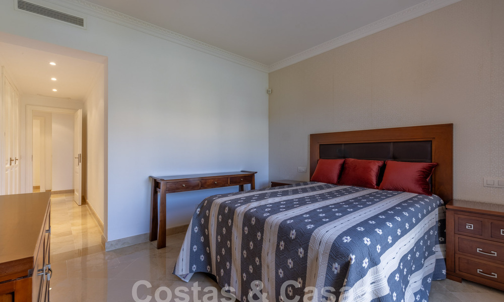 Spacieux appartement de luxe, situé dans une résidence privée exclusive en bordure de golf, à vendre à Nueva Andalucia, Marbella 63210