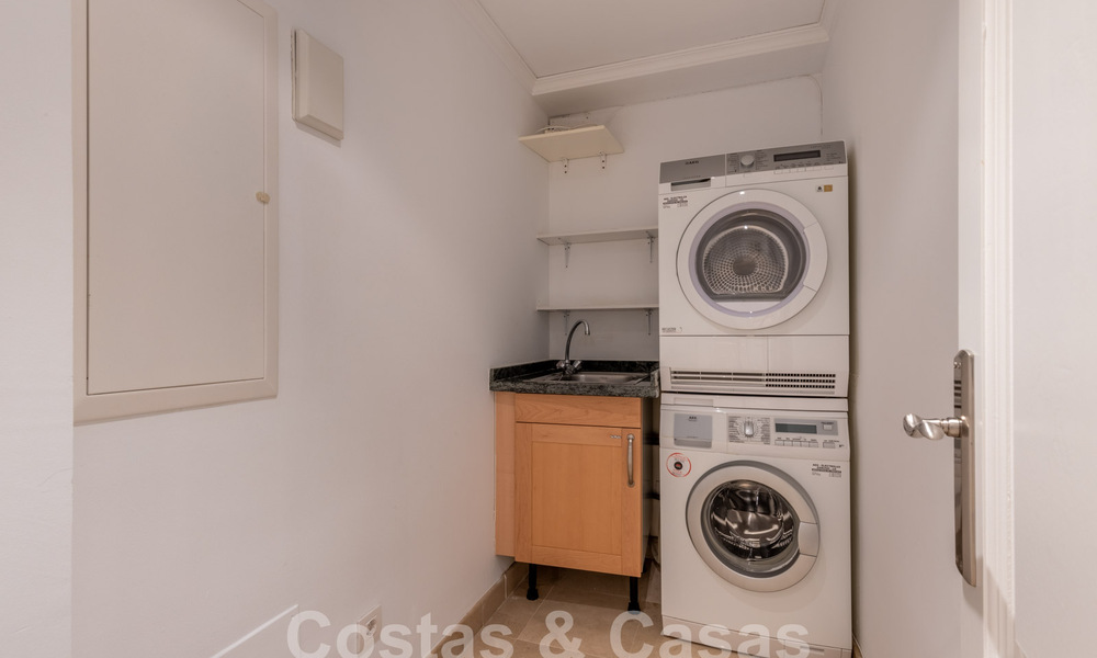 Spacieux appartement de luxe, situé dans une résidence privée exclusive en bordure de golf, à vendre à Nueva Andalucia, Marbella 63213