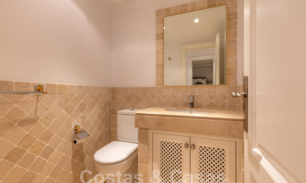Spacieux appartement de luxe, situé dans une résidence privée exclusive en bordure de golf, à vendre à Nueva Andalucia, Marbella 63214