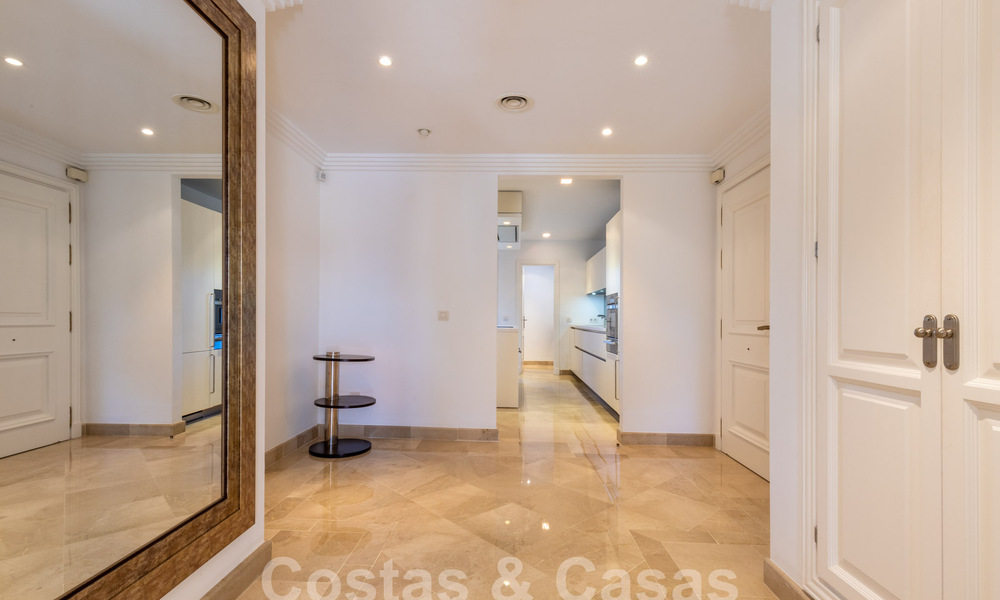 Spacieux appartement de luxe, situé dans une résidence privée exclusive en bordure de golf, à vendre à Nueva Andalucia, Marbella 63216
