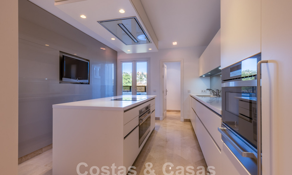 Spacieux appartement de luxe, situé dans une résidence privée exclusive en bordure de golf, à vendre à Nueva Andalucia, Marbella 63217
