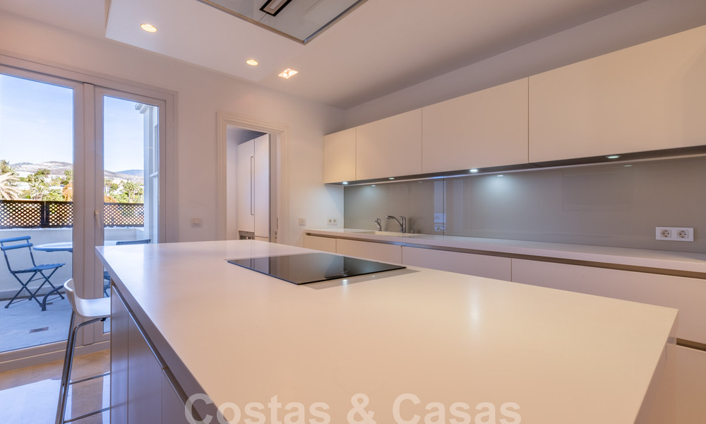 Spacieux appartement de luxe, situé dans une résidence privée exclusive en bordure de golf, à vendre à Nueva Andalucia, Marbella 63219