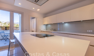 Spacieux appartement de luxe, situé dans une résidence privée exclusive en bordure de golf, à vendre à Nueva Andalucia, Marbella 63219 