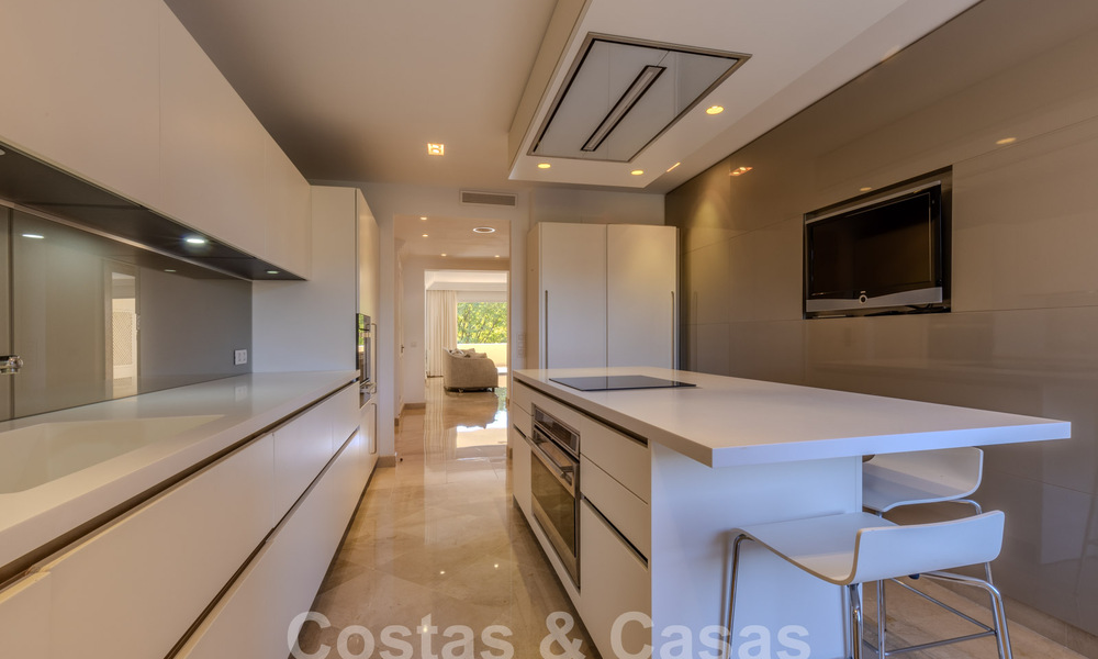 Spacieux appartement de luxe, situé dans une résidence privée exclusive en bordure de golf, à vendre à Nueva Andalucia, Marbella 63221