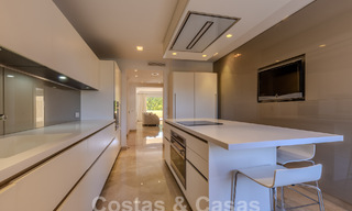 Spacieux appartement de luxe, situé dans une résidence privée exclusive en bordure de golf, à vendre à Nueva Andalucia, Marbella 63221 