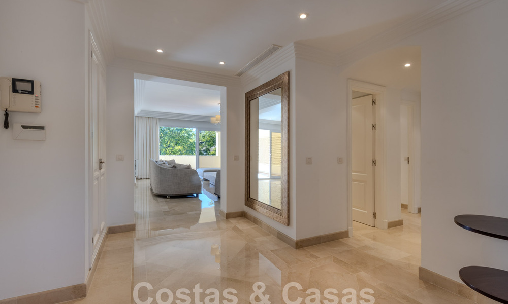 Spacieux appartement de luxe, situé dans une résidence privée exclusive en bordure de golf, à vendre à Nueva Andalucia, Marbella 63223