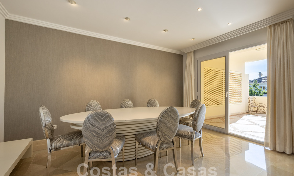 Spacieux appartement de luxe, situé dans une résidence privée exclusive en bordure de golf, à vendre à Nueva Andalucia, Marbella 63225