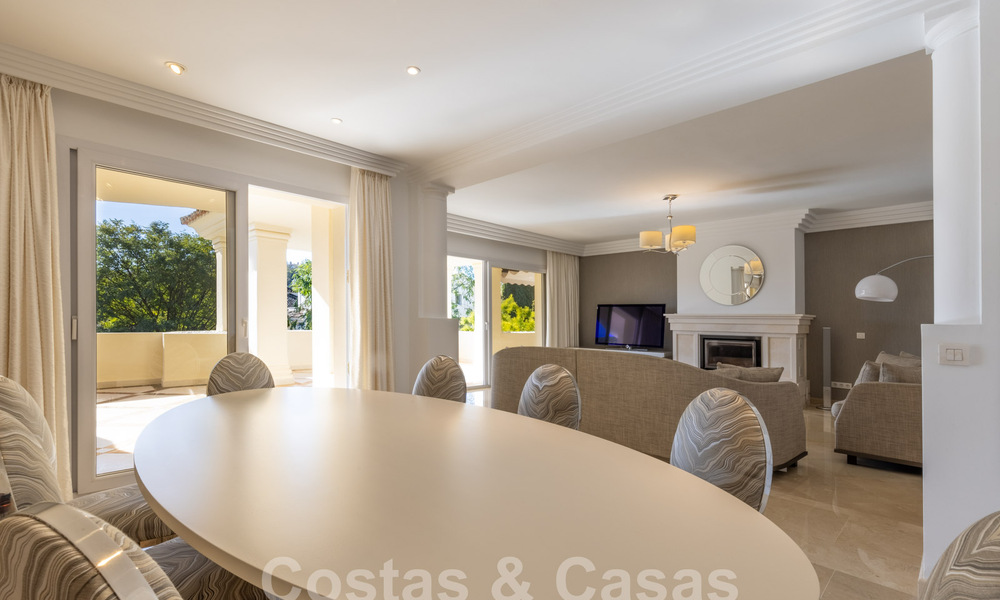 Spacieux appartement de luxe, situé dans une résidence privée exclusive en bordure de golf, à vendre à Nueva Andalucia, Marbella 63226