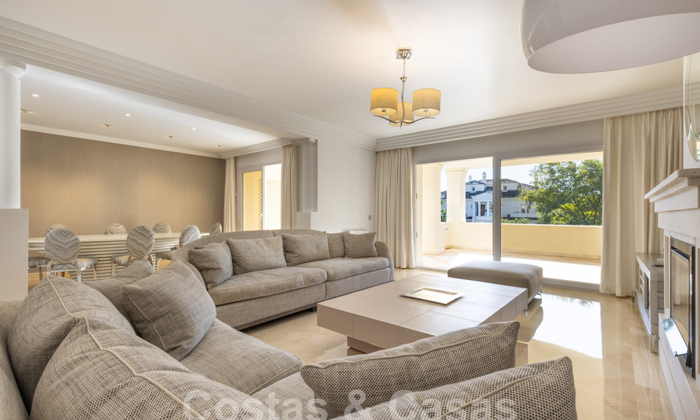 Spacieux appartement de luxe, situé dans une résidence privée exclusive en bordure de golf, à vendre à Nueva Andalucia, Marbella 63230
