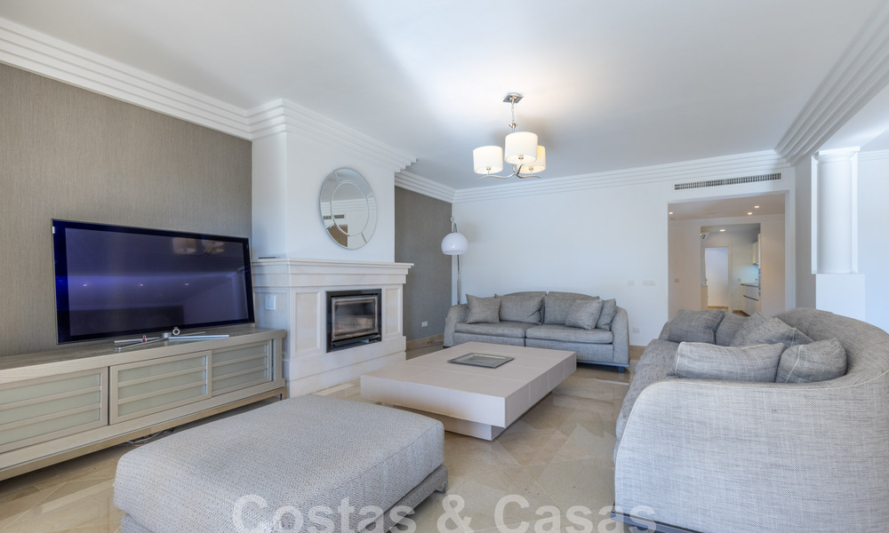 Spacieux appartement de luxe, situé dans une résidence privée exclusive en bordure de golf, à vendre à Nueva Andalucia, Marbella 63232