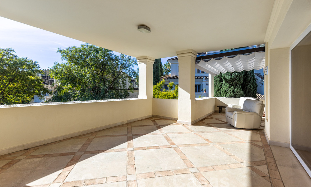 Spacieux appartement de luxe, situé dans une résidence privée exclusive en bordure de golf, à vendre à Nueva Andalucia, Marbella 63236