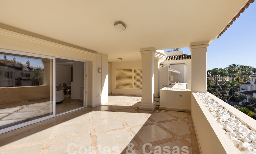 Spacieux appartement de luxe, situé dans une résidence privée exclusive en bordure de golf, à vendre à Nueva Andalucia, Marbella 63237