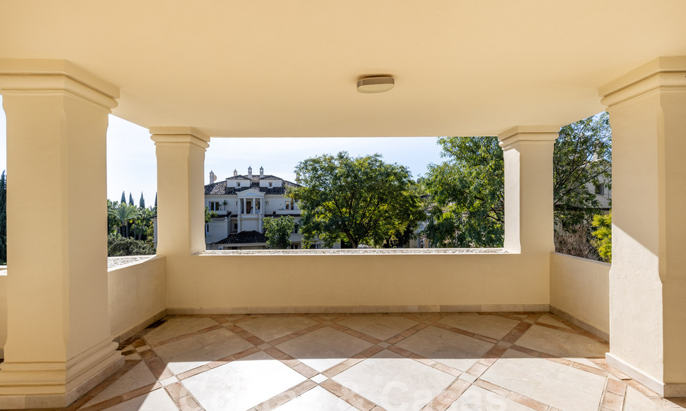 Spacieux appartement de luxe, situé dans une résidence privée exclusive en bordure de golf, à vendre à Nueva Andalucia, Marbella 63240