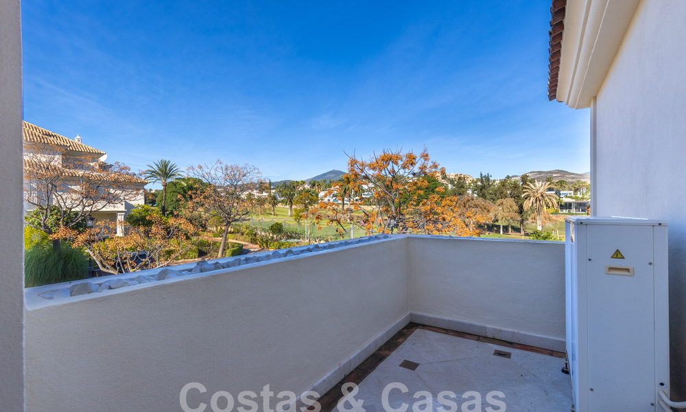 Spacieux appartement de luxe, situé dans une résidence privée exclusive en bordure de golf, à vendre à Nueva Andalucia, Marbella 63244