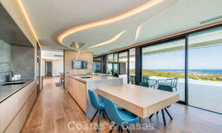Villa de luxe moderne et élégante à vendre avec vue sur la mer dans une communauté fermée de Sotogrande, Costa del Sol 63495 