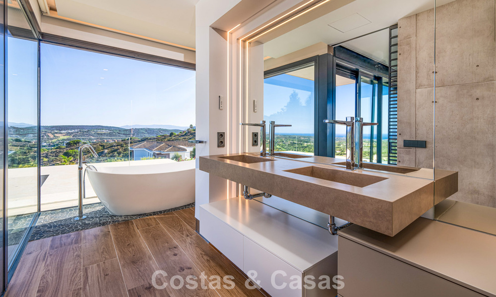 Villa de luxe moderne et élégante à vendre avec vue sur la mer dans une communauté fermée de Sotogrande, Costa del Sol 63499
